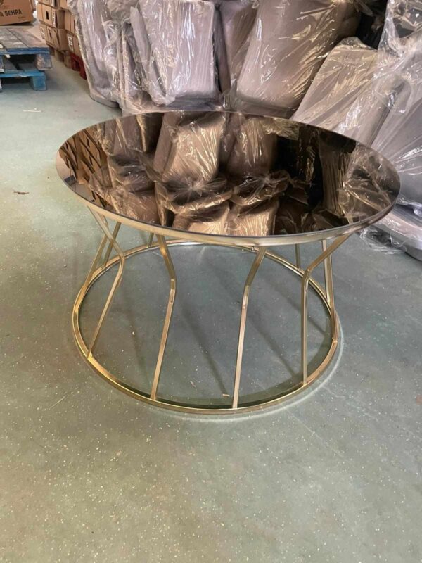 Golden coffe table with gold legs and base